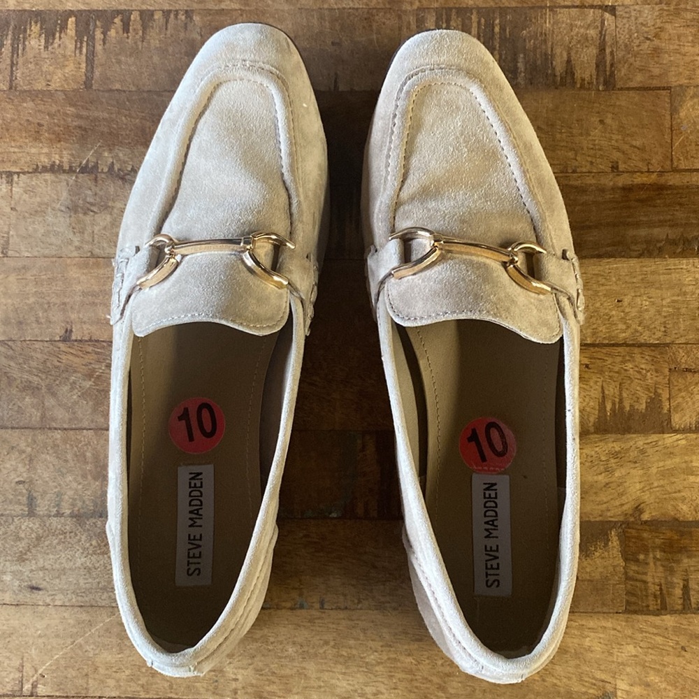 Suede like shoes with gold bar